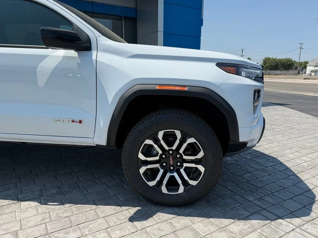 New 2026 Summit White GMC AT4 image 4