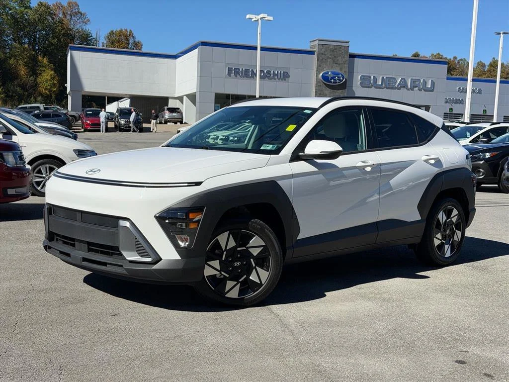 Used 2025 White Hyundai SEL image 2