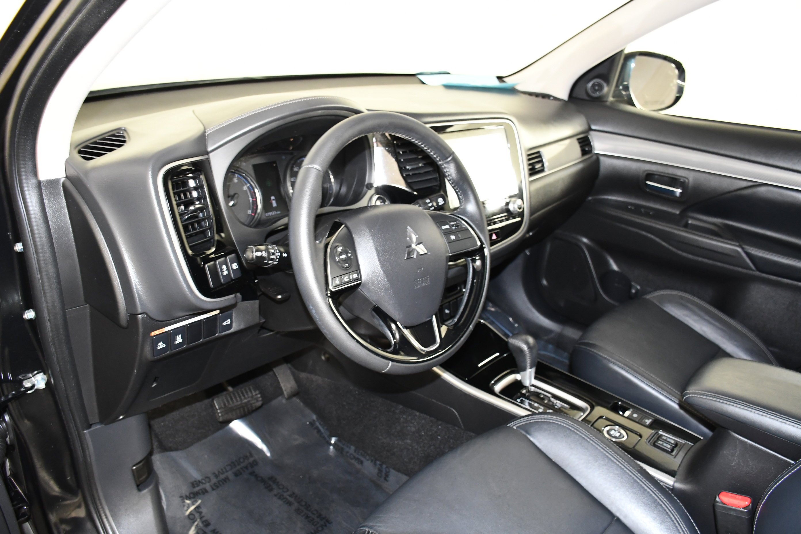 Used 2020 Labrador Black Metallic Mitsubishi SEL image 37