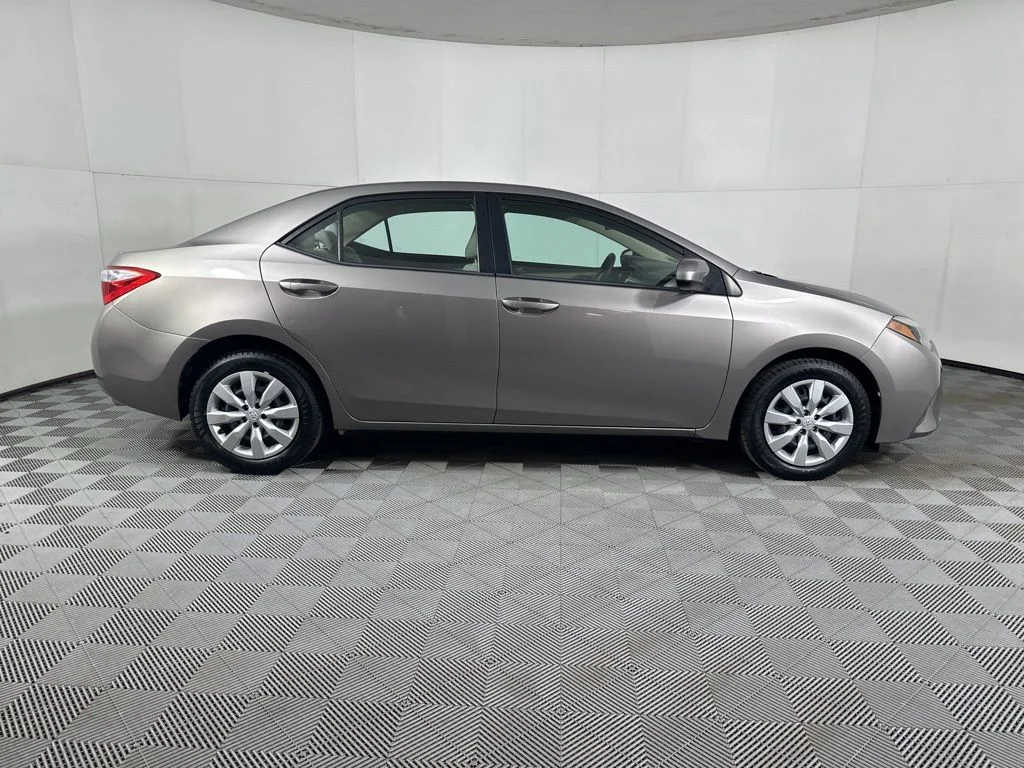Used 2015 Brown Toyota LE image 12