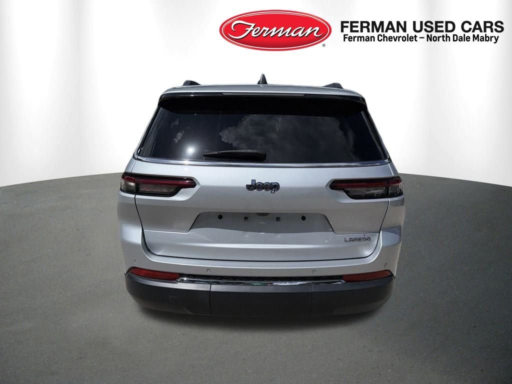 Used 2023 Silver Jeep Laredo image 9