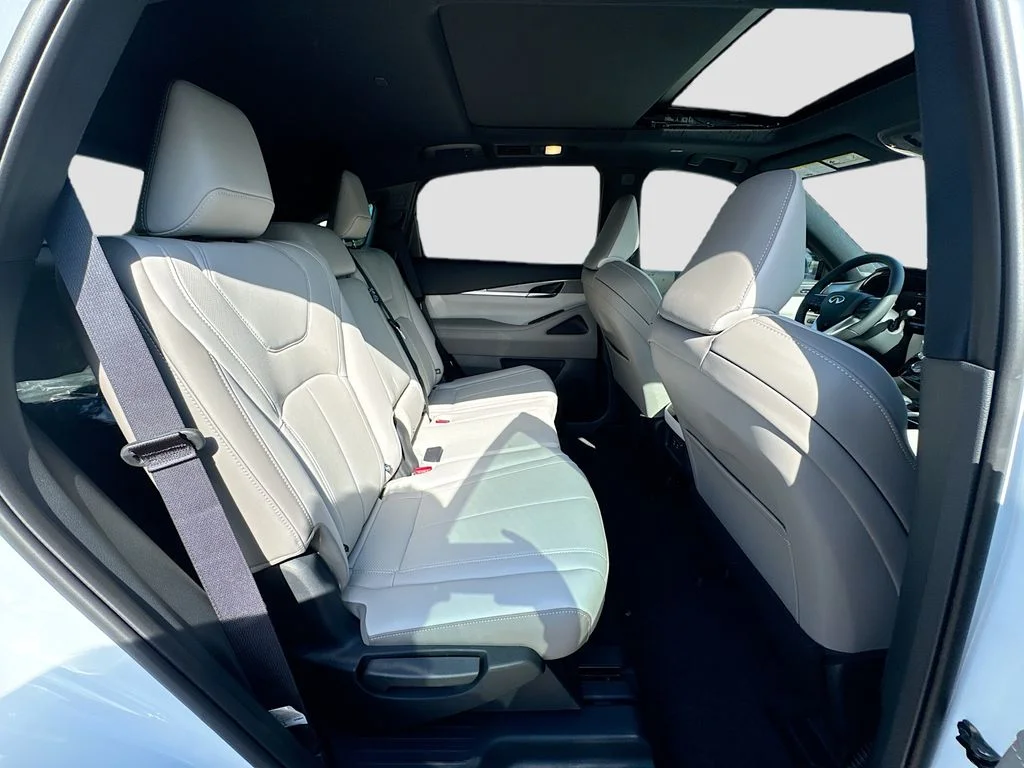 New 2027 RADIANT WHITE INFINITI Luxe AWD image 28