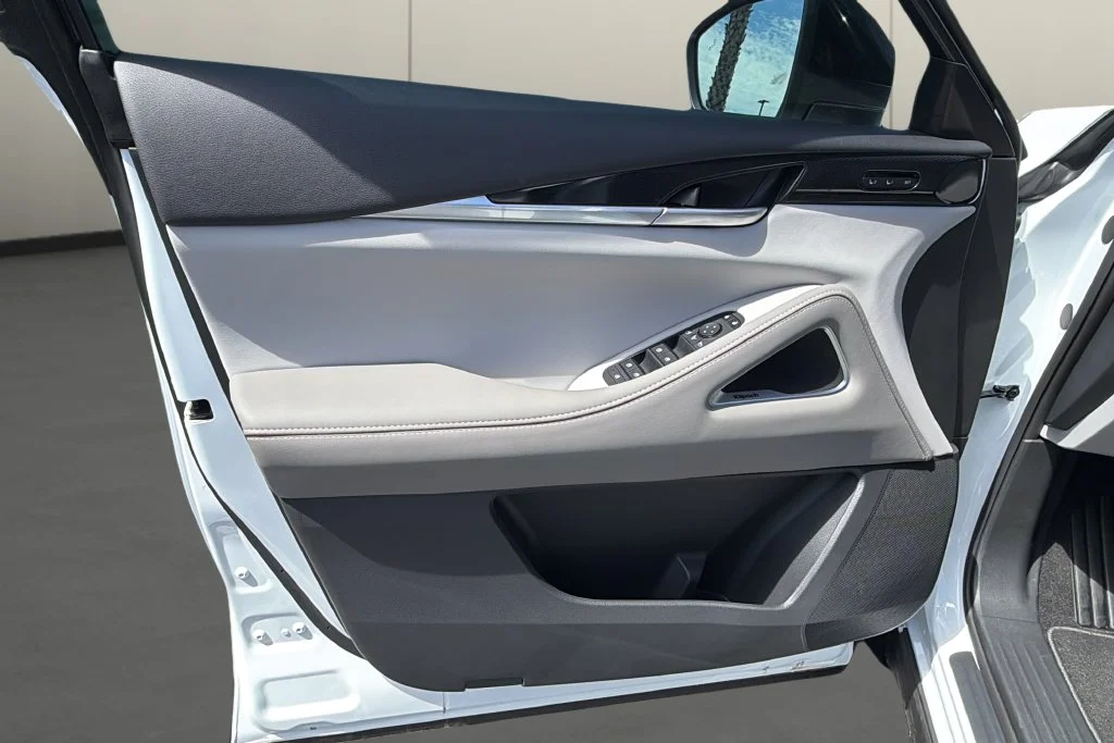 New 2027 2T RAD WHT INFINITI Sport AWD image 13