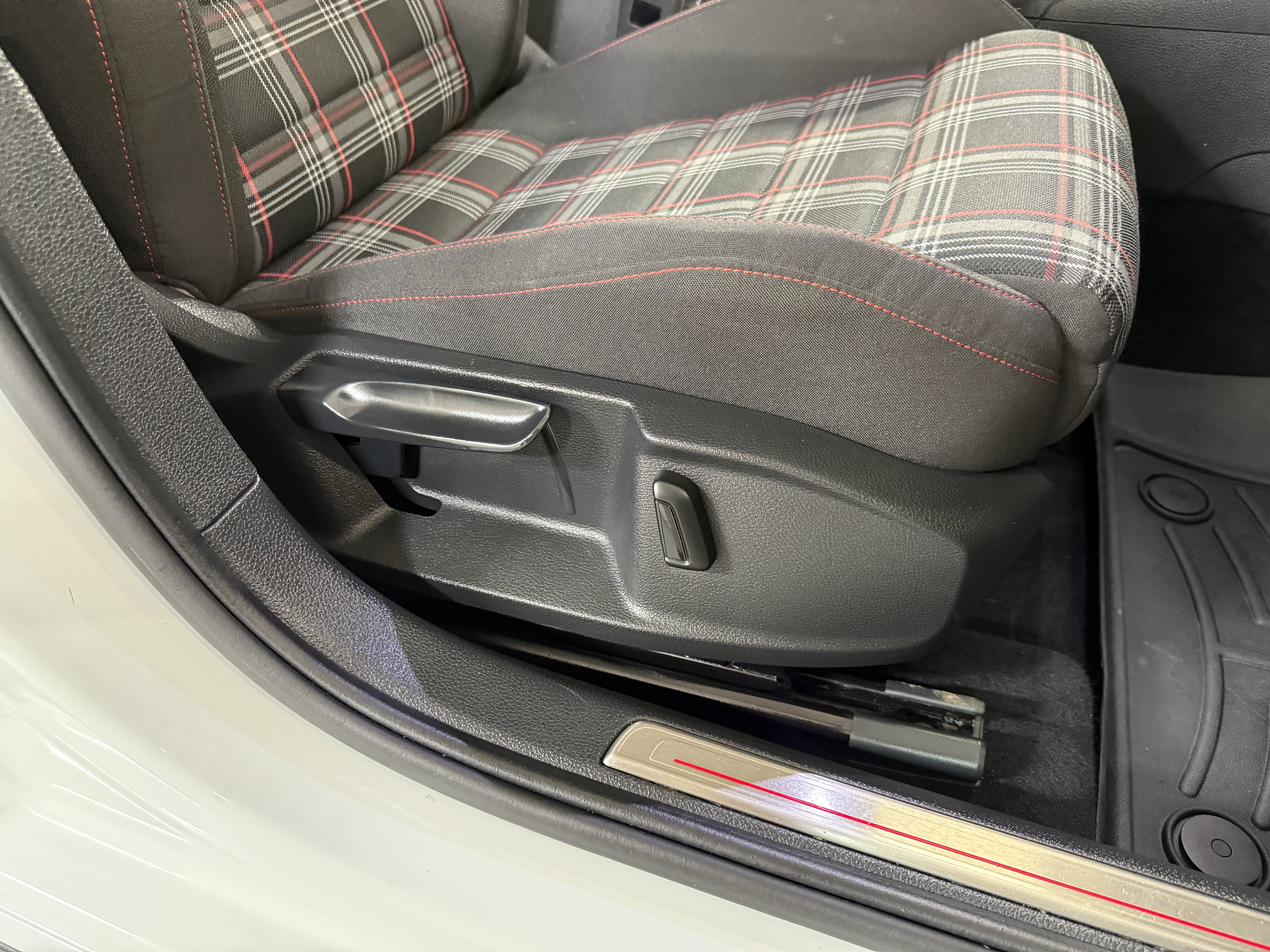 Used 2017 Pure White Volkswagen Sport image 23