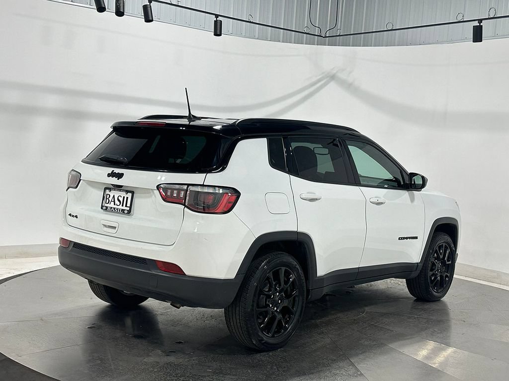 Used 2023  Jeep Altitude image 11