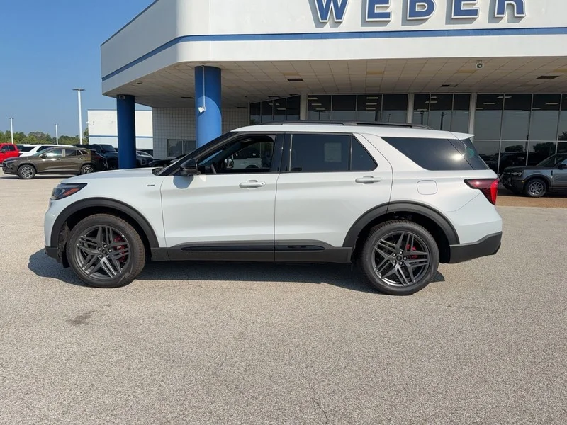 New 2026 Space White Metallic Ford ST-Line RWD image 2
