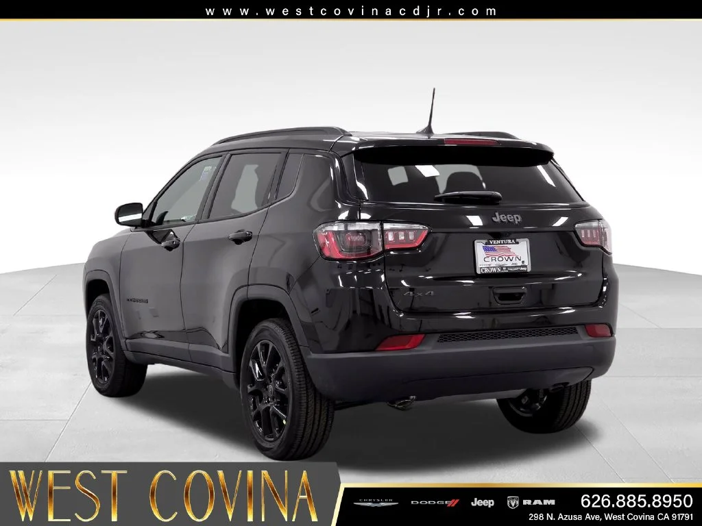 New 2026 Diamond Black Crystal Pearl-Coat Exterior Paint Jeep Latitude image 7