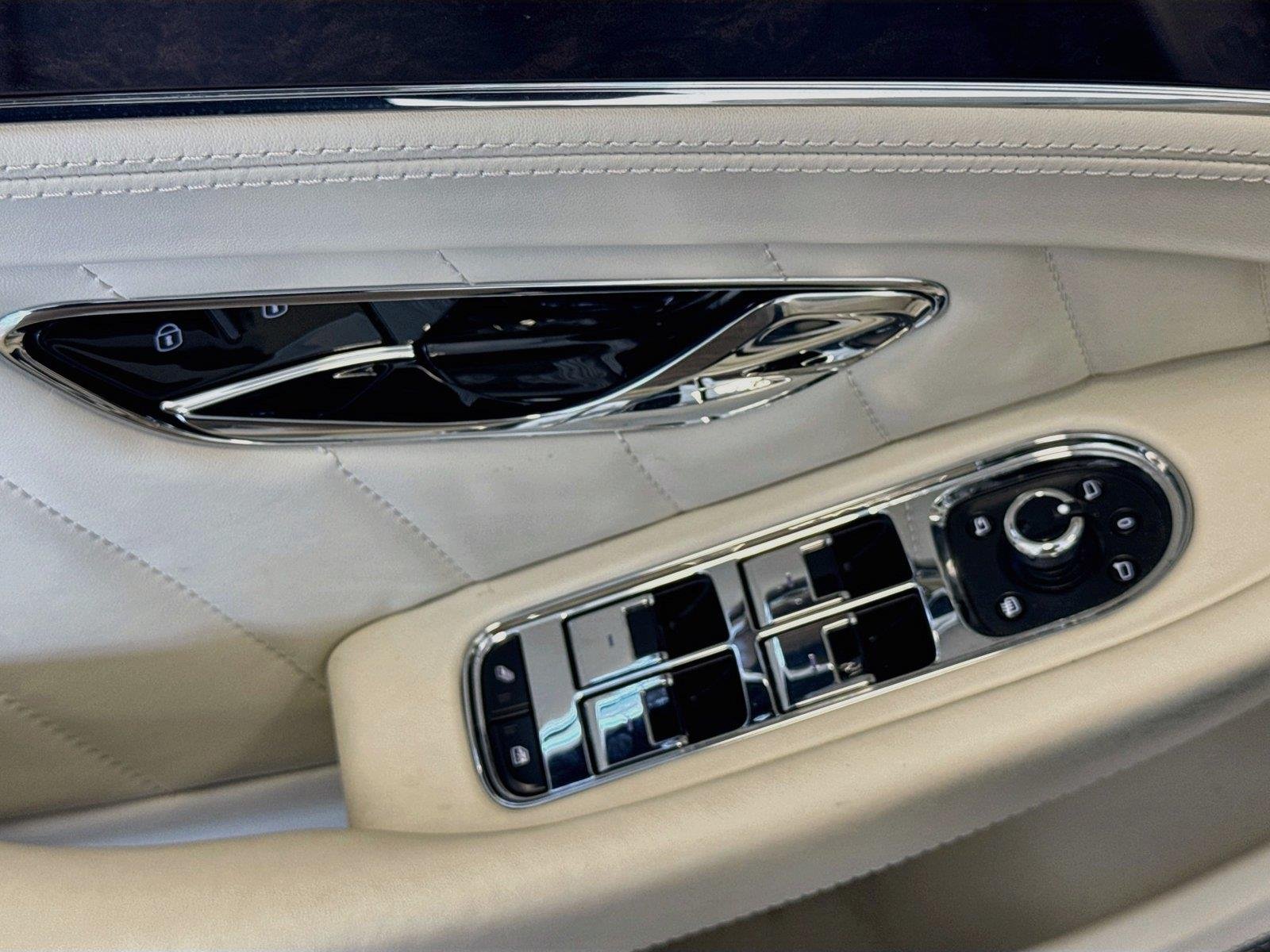 Used 2024 Dark Sapphire Metallic Bentley GT V8 image 18