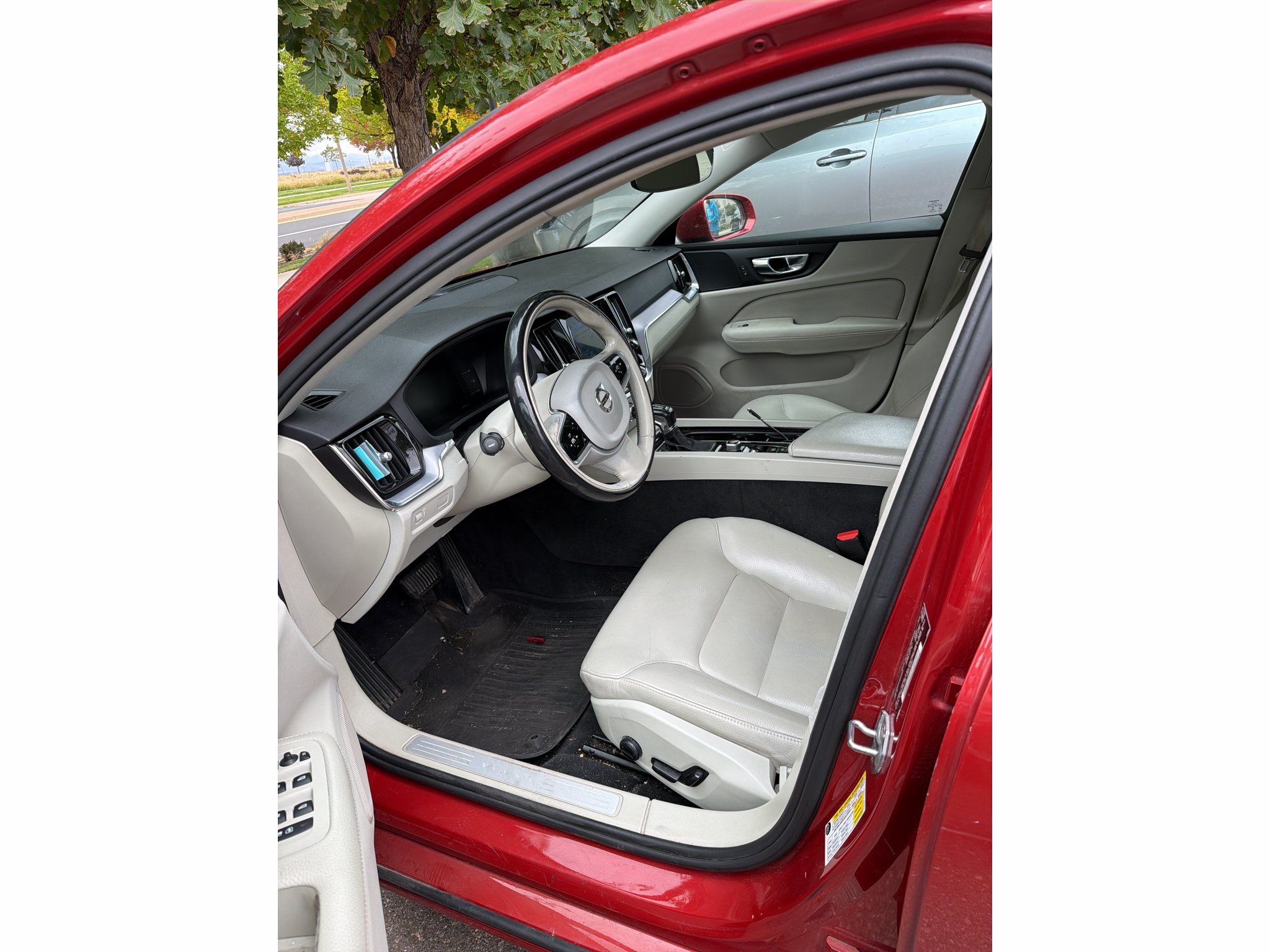 Used 2019 Red Volvo Momentum image 7