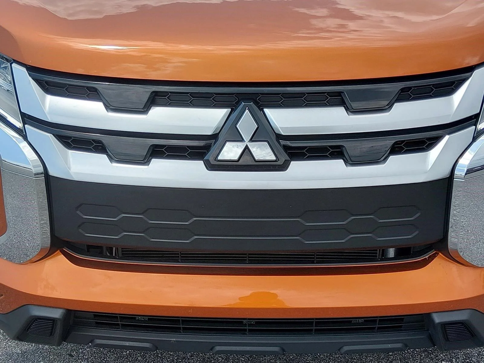 Used 2023 Sunshine Orange Metallic Mitsubishi ES image 9