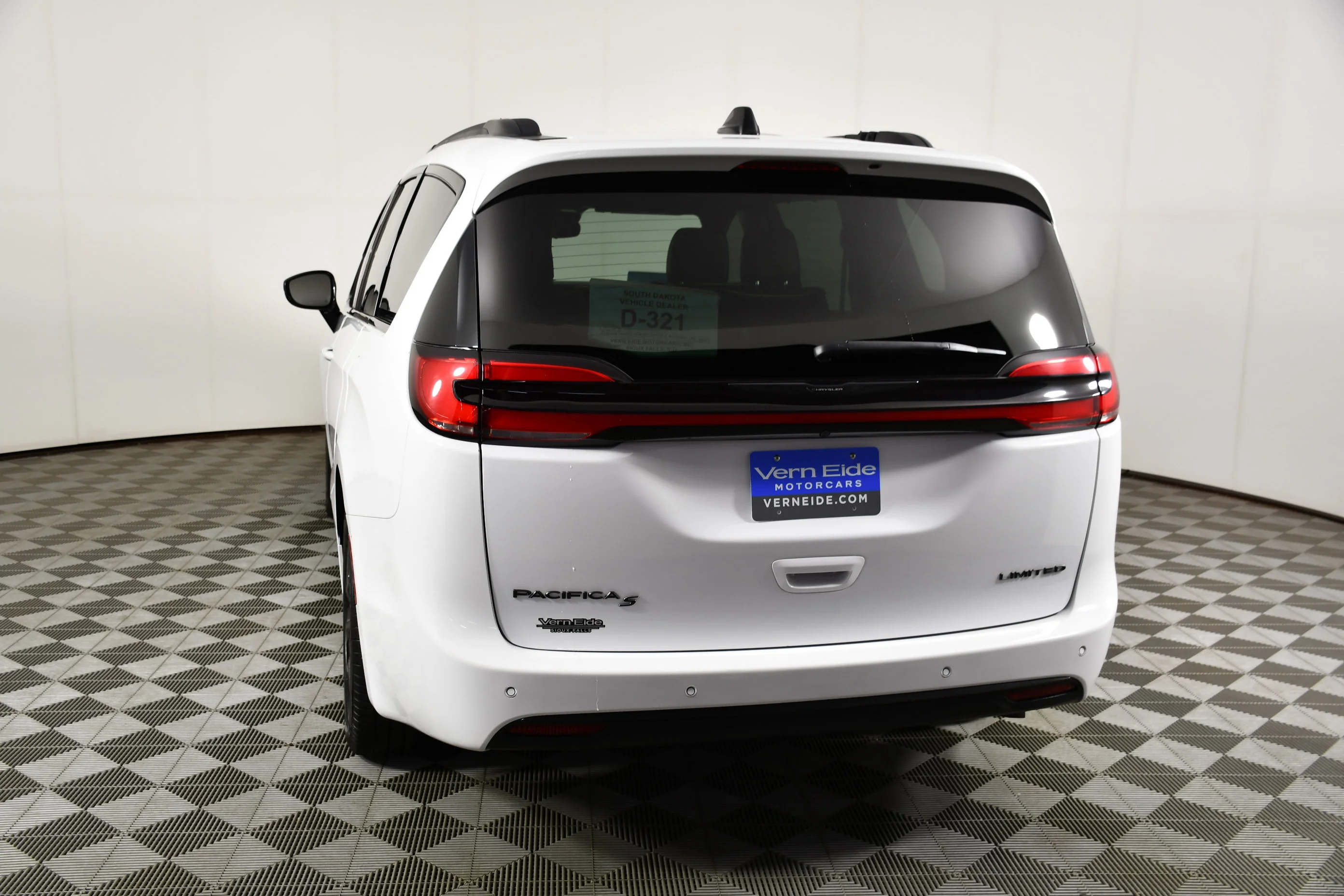 Used 2025 Bright White Clearcoat Chrysler Limited image 7
