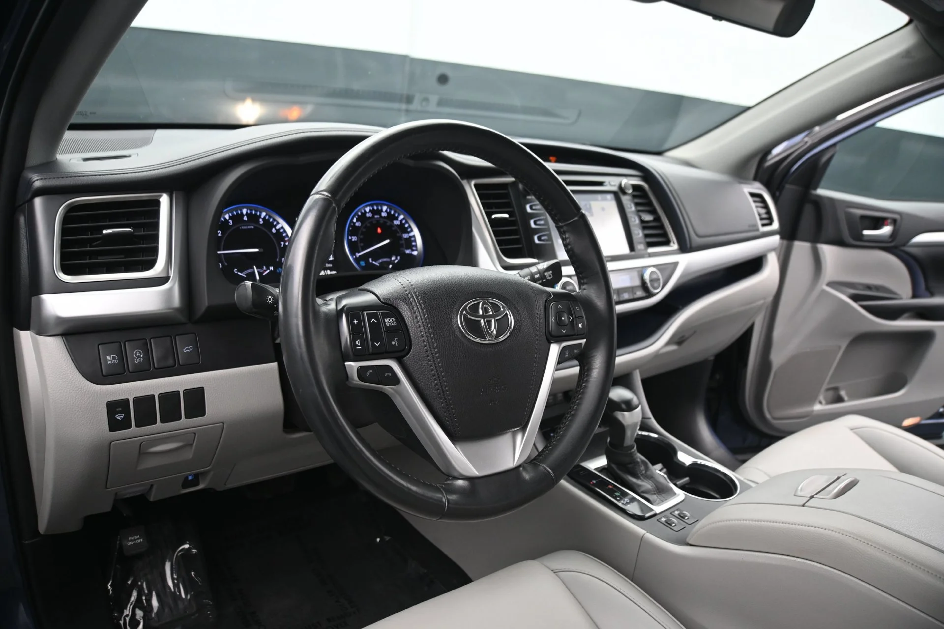 Used 2019  Toyota SE image 21
