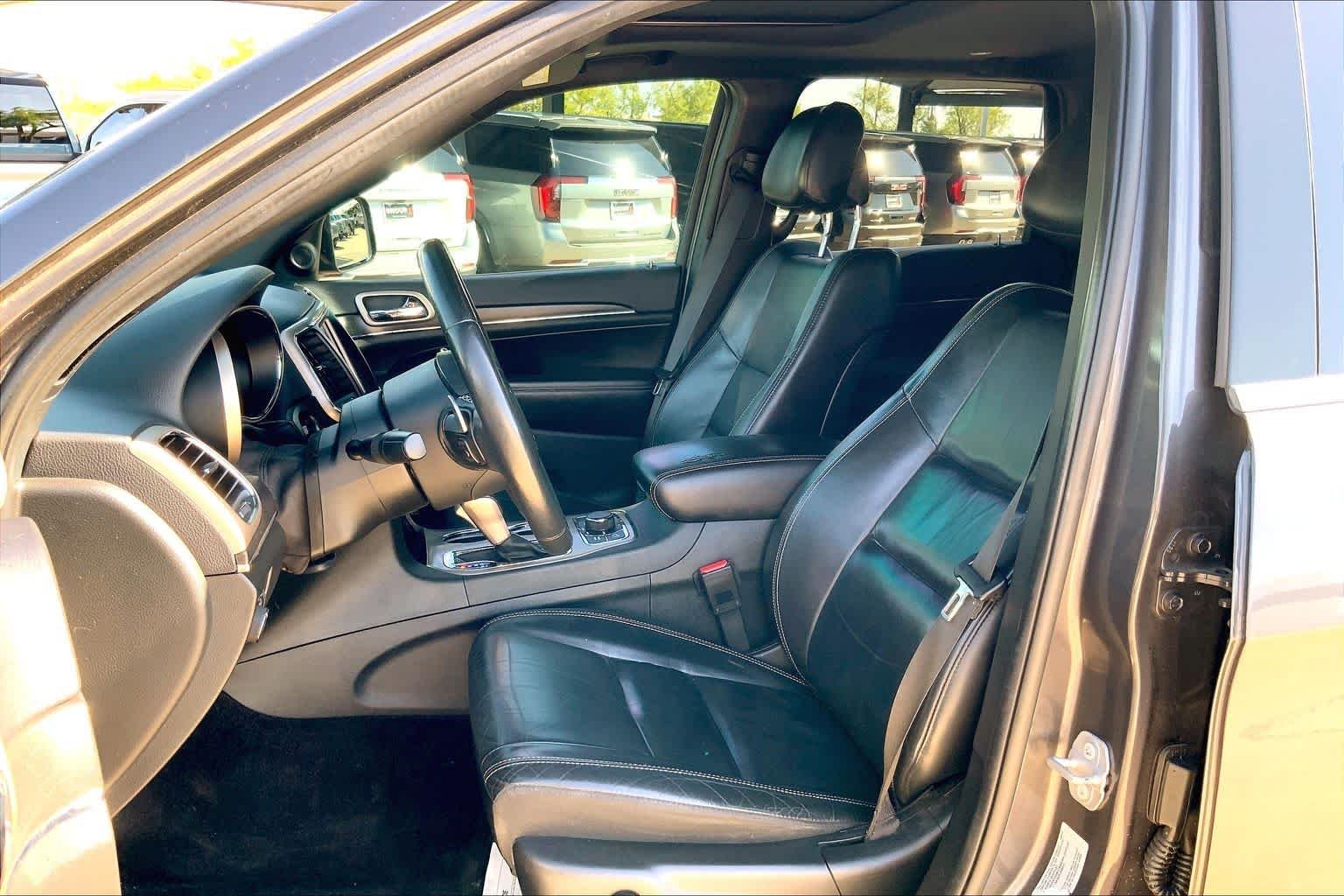 Used 2017 Granite Crystal Metallic Clearcoat Jeep Limited image 7