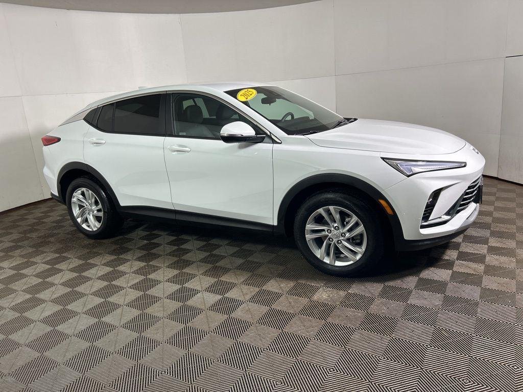 Used 2025 Summit White Buick Preferred image 5