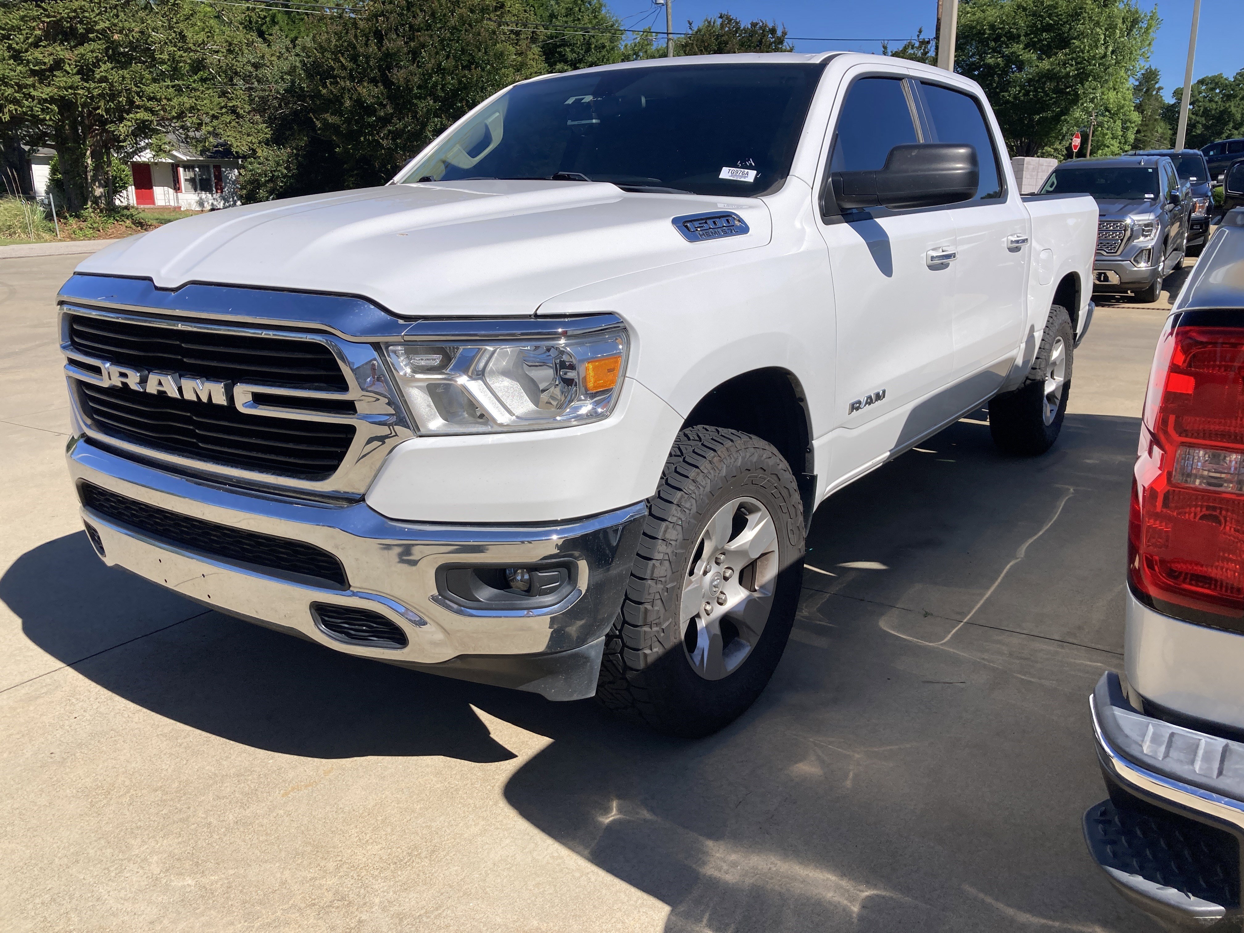 2020 RAM 1500 Big Horn/Lone Star 4x4 Crew Cab 5'7's photo