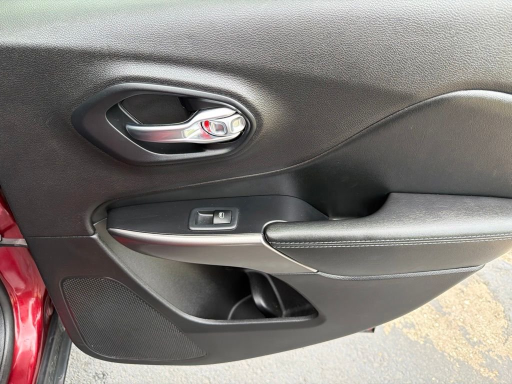 Used 2020 Red Jeep Latitude image 19