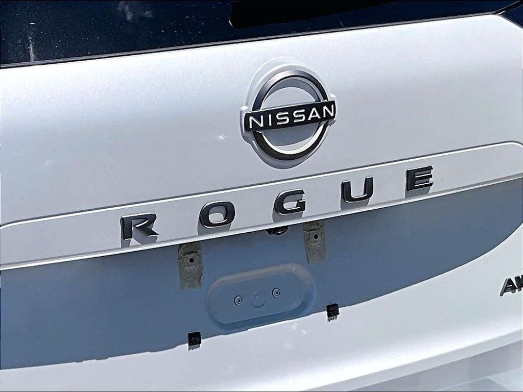 Used 2025 White Nissan SV image 27