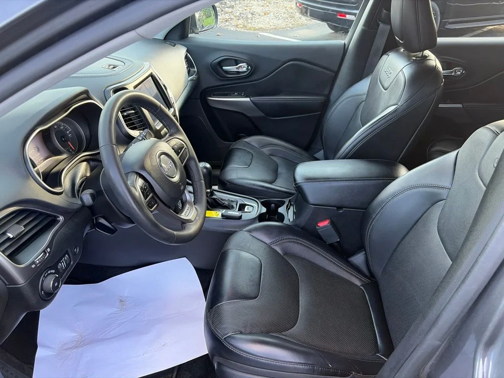 Certified Used 2022 Gray Jeep Latitude Lux image 13