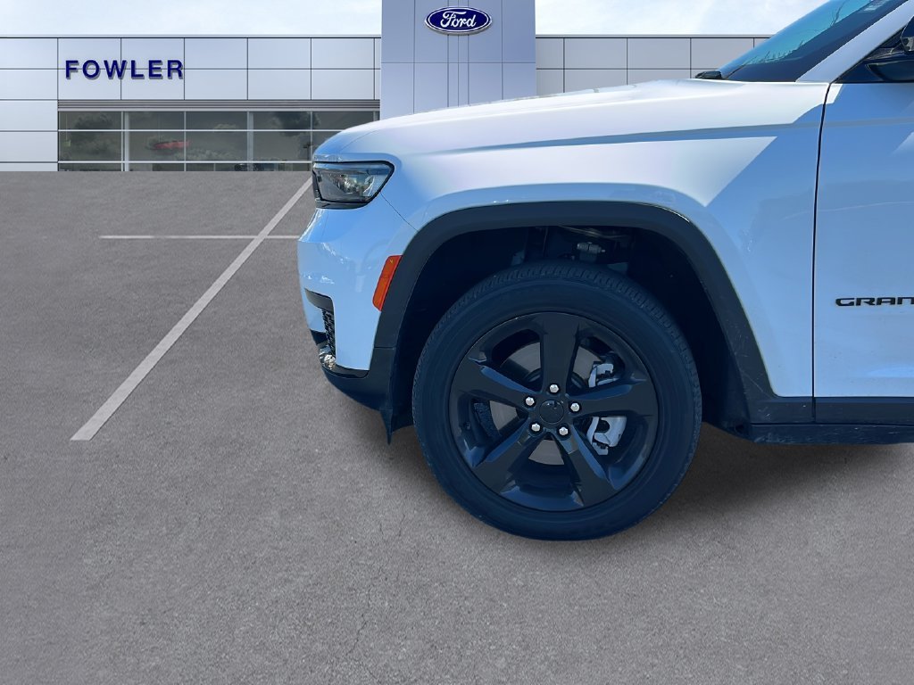 Used 2023 White Jeep Altitude image 30