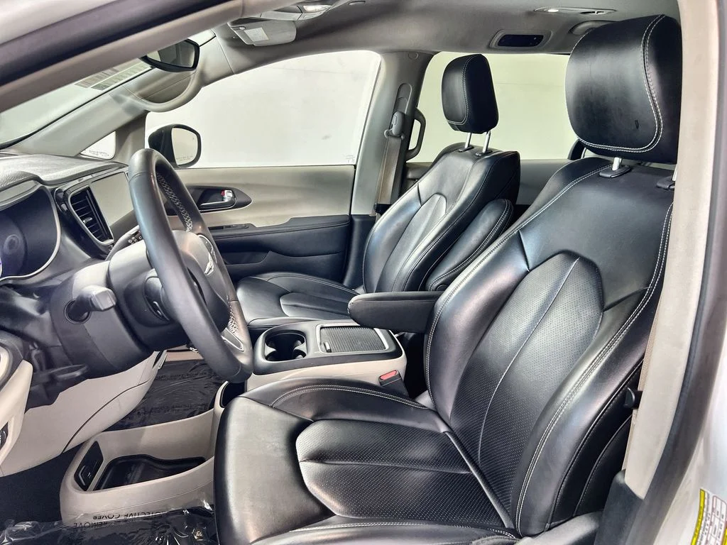 Used 2023 White Chrysler Touring L image 13