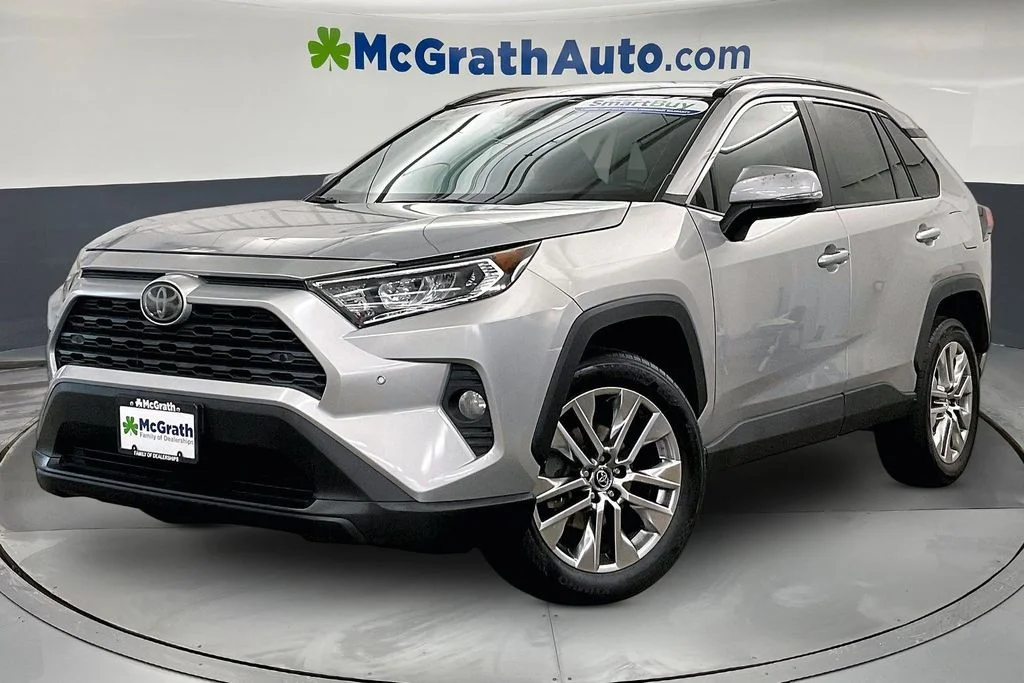 Used 2019 Silver Toyota XLE Premium image 2