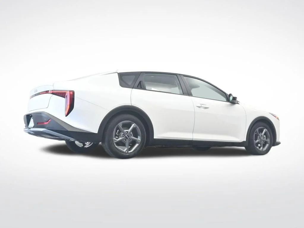 2025 Kia K4 LXS - Photo 33