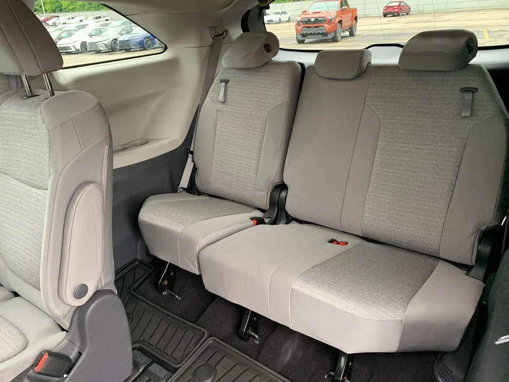Used 2021  Toyota LE image 19