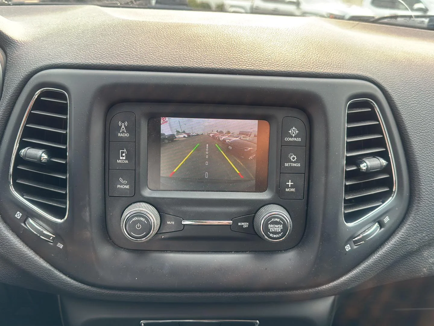 Used 2018 Diamond Black Crystal Pearlcoat Jeep Latitude image 9