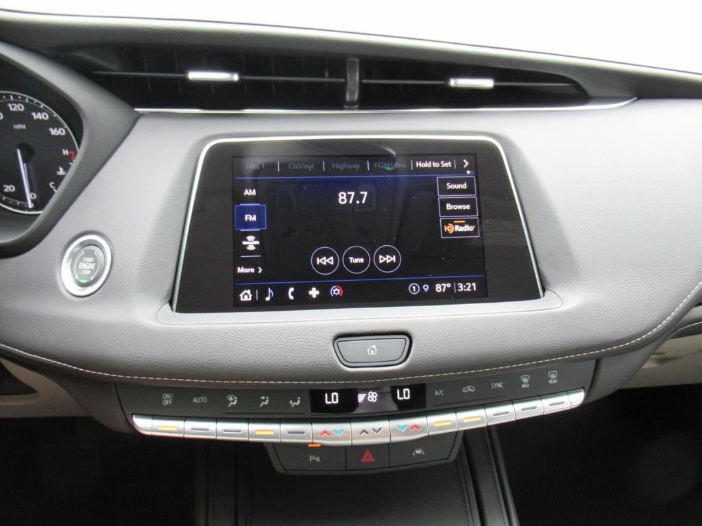 Used 2023  Cadillac Luxury image 25