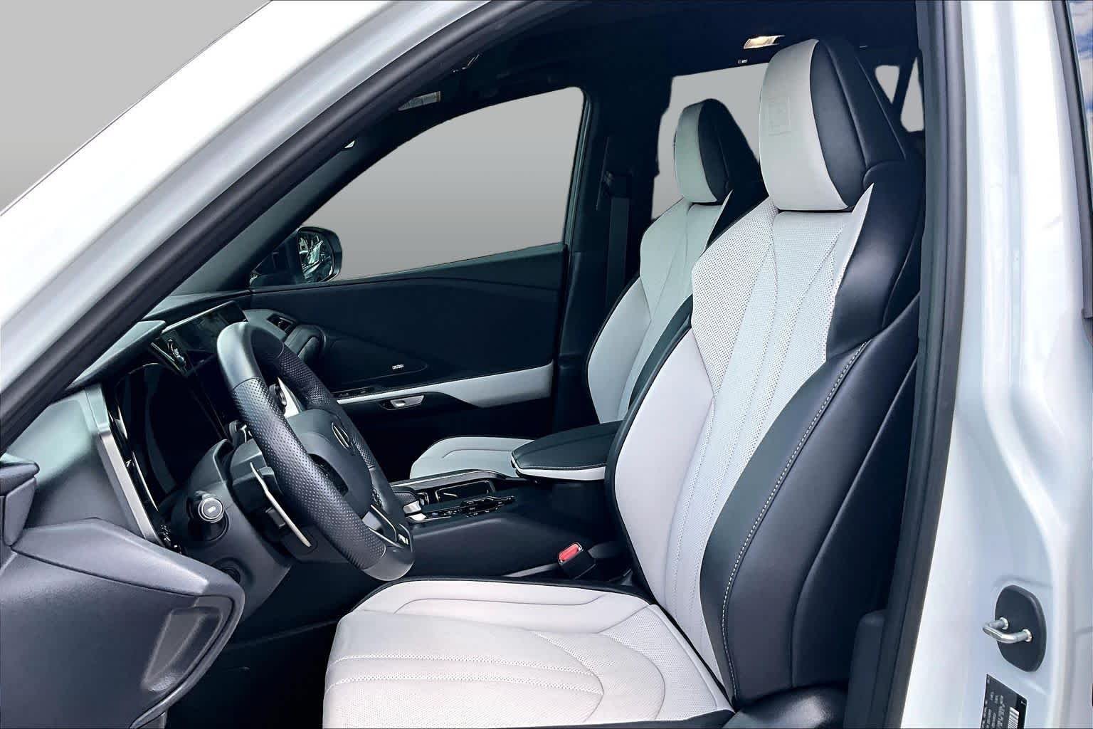 Certified Used 2025 WIND CHILL PEARL Lexus F SPORT Handling image 8