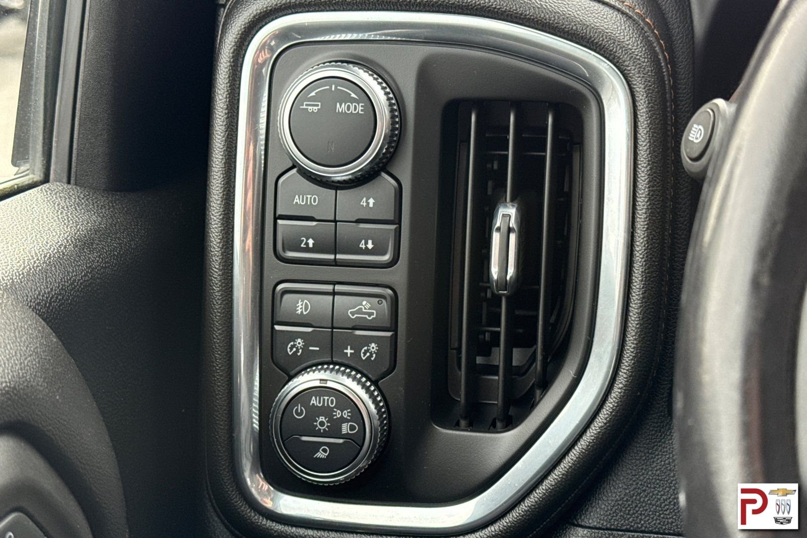Used 2022 White GMC AT4 image 32