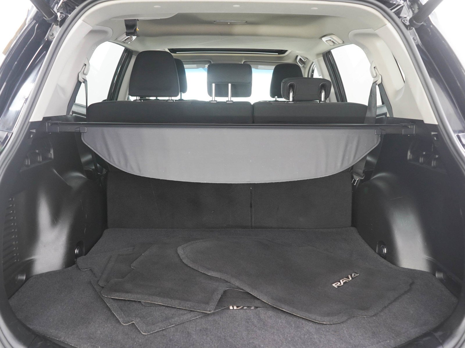 Used 2016 Black Toyota AWD 4dr XLE image 11