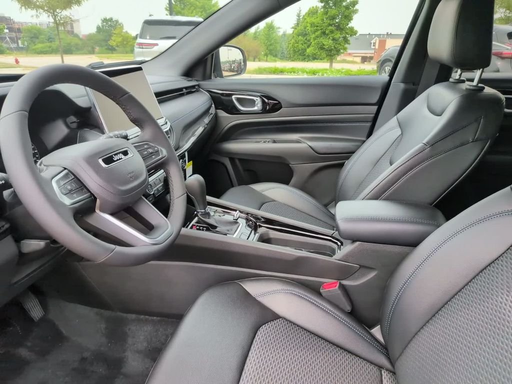 New 2026 Diamond Black Crystal Pearl-Coat Exterior Paint Jeep Latitude image 18