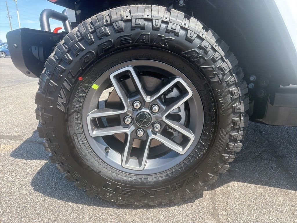 New 2026 Bright White Clear-Coat Exterior Paint Jeep Mojave X image 10