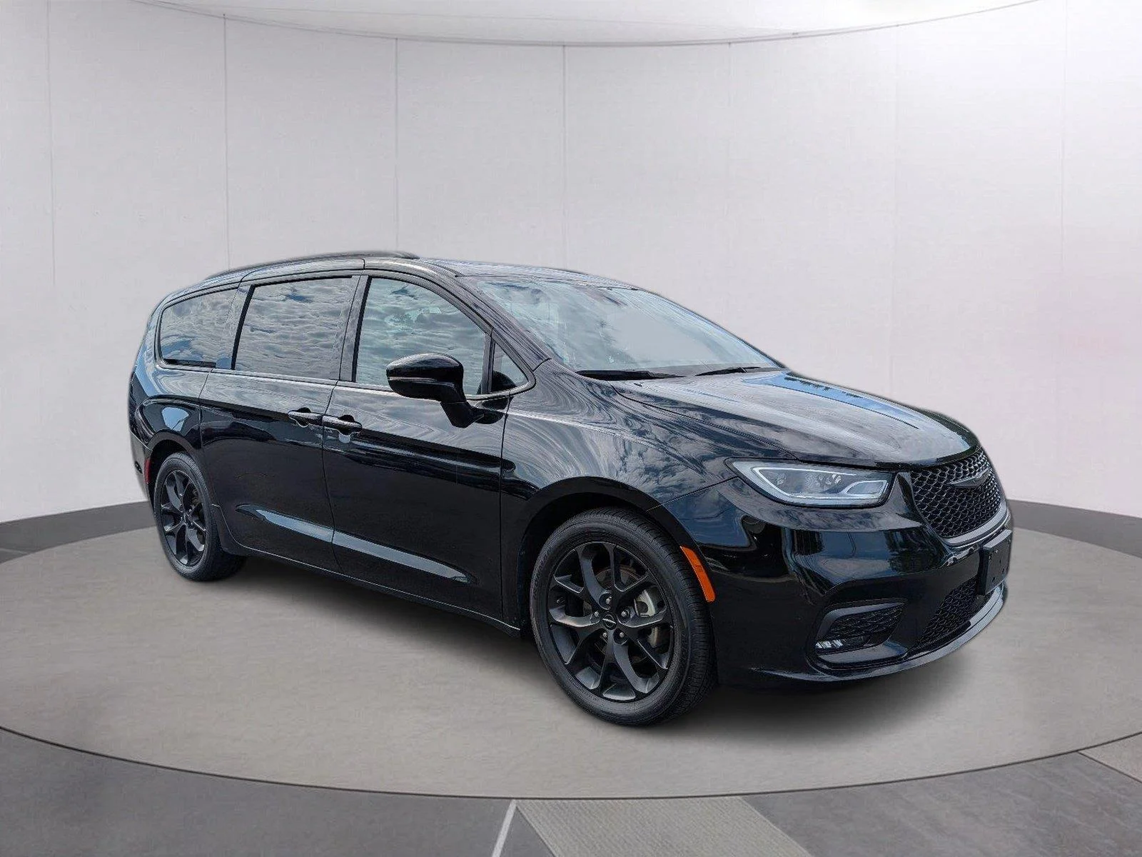 Used 2025 Diamond Black Crystal Pearlcoat Chrysler Limited image 9