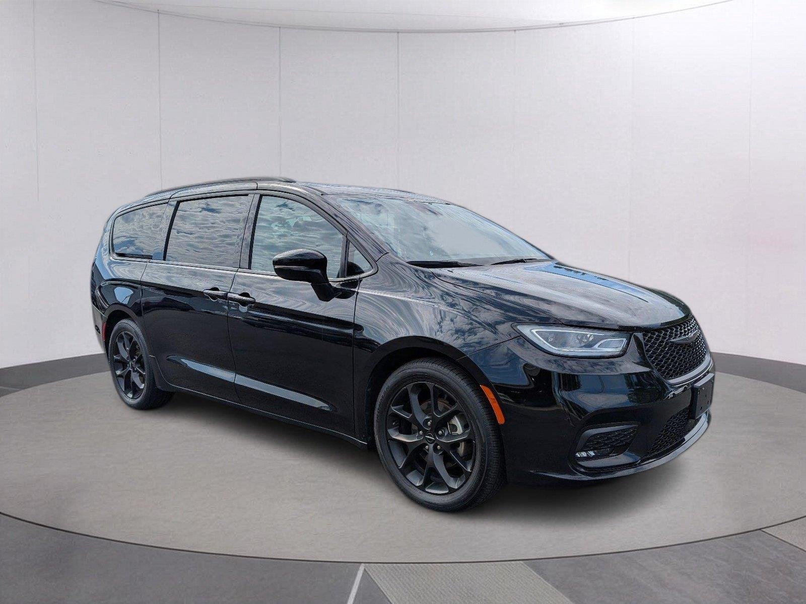 Used 2025 Diamond Black Crystal Pearlcoat Chrysler Limited image 9