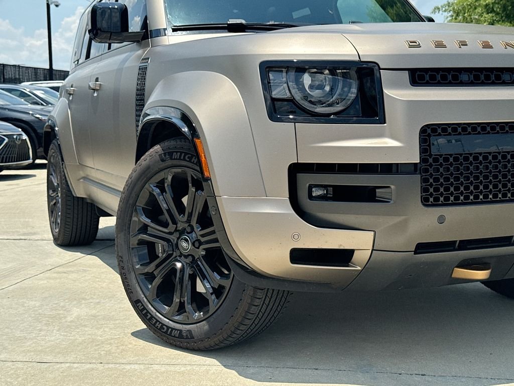 Used 2025  Land Rover OCTA image 9