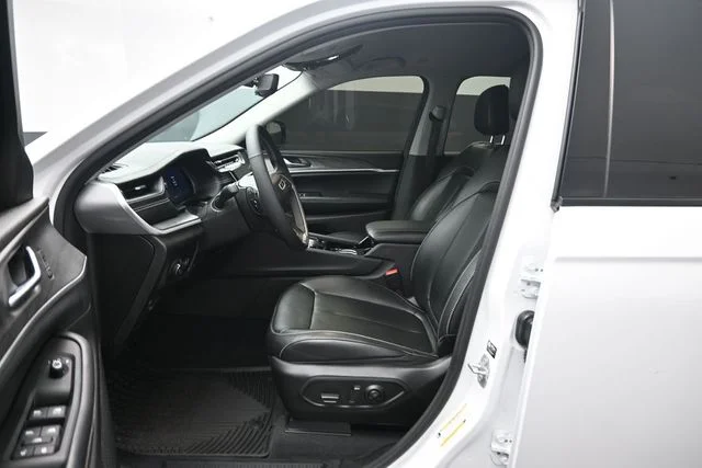 Used 2023 White Jeep Limited image 10