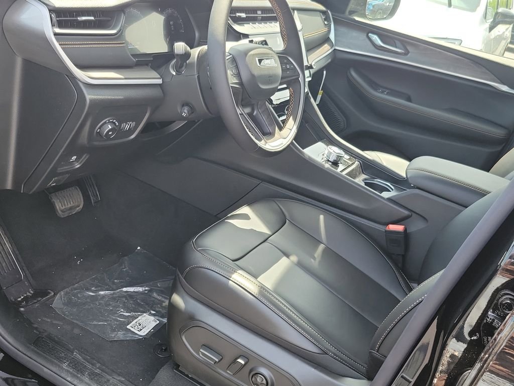 New 2026 Diamond Black Crystal Pearlcoat Jeep  image 17
