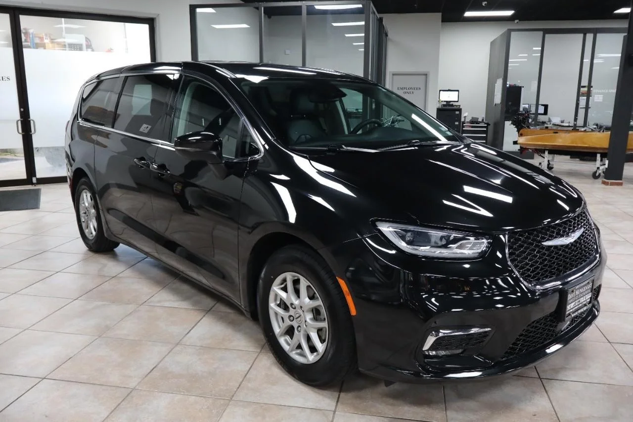 Used 2023 Brilliant Black Crystal Pearl Coat Chrysler Touring L image 8