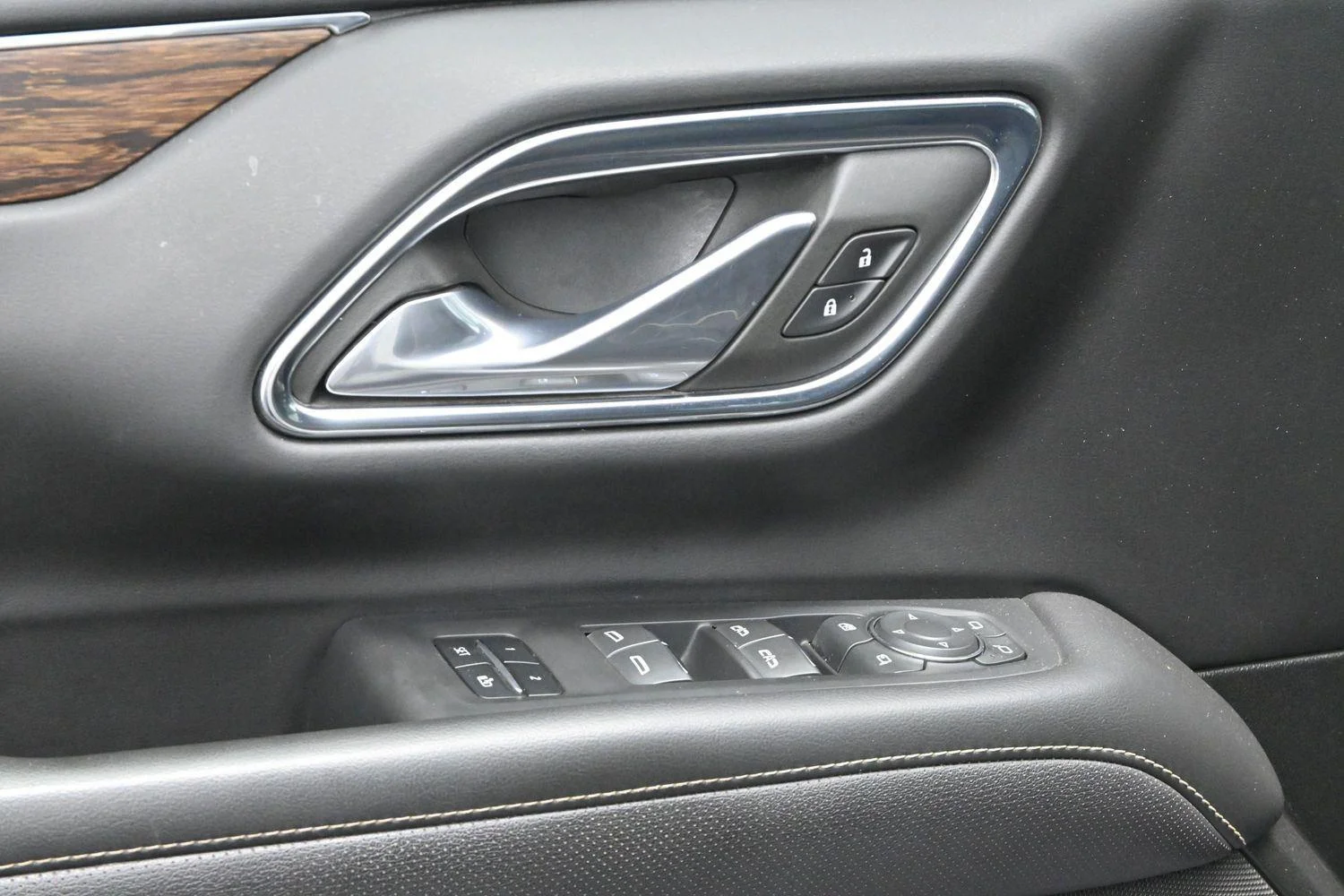 Used 2023 Iridescent Pearl Tricoat Chevrolet Premier image 13