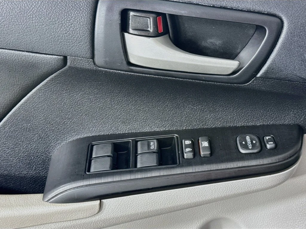 Used 2013 Gray Toyota LE image 19