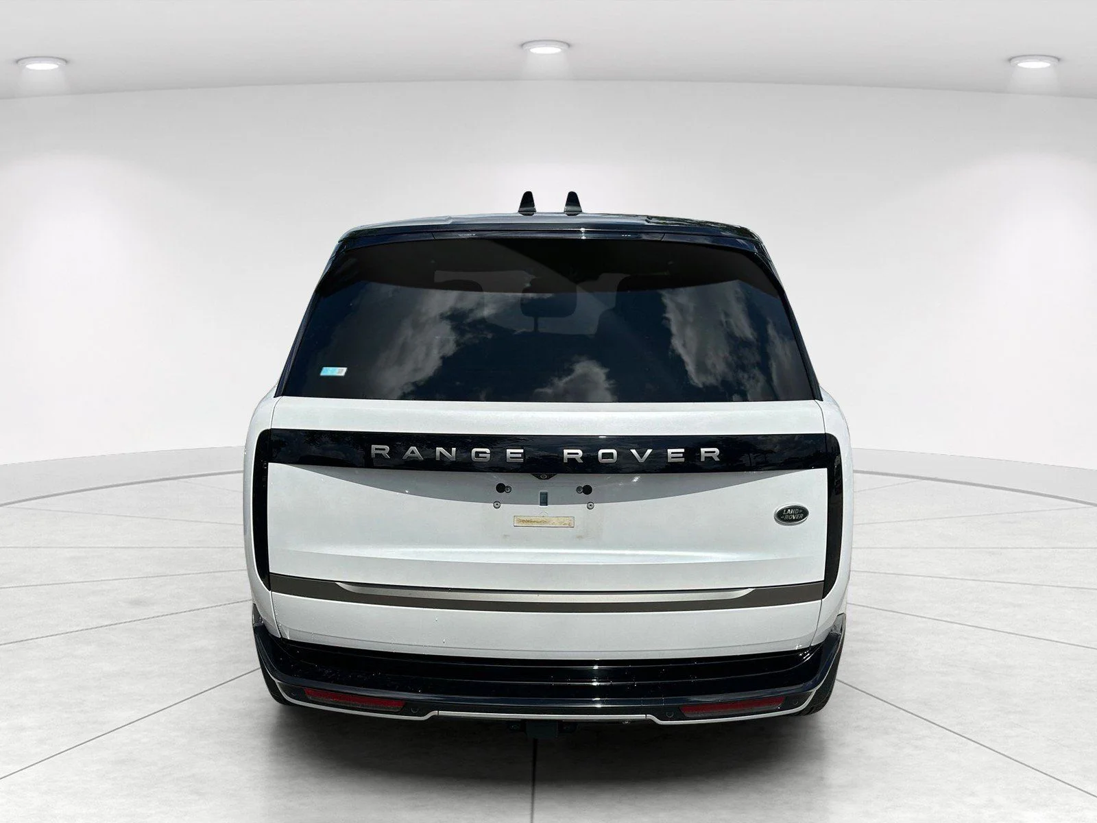 Used 2023  Land Rover SE image 5