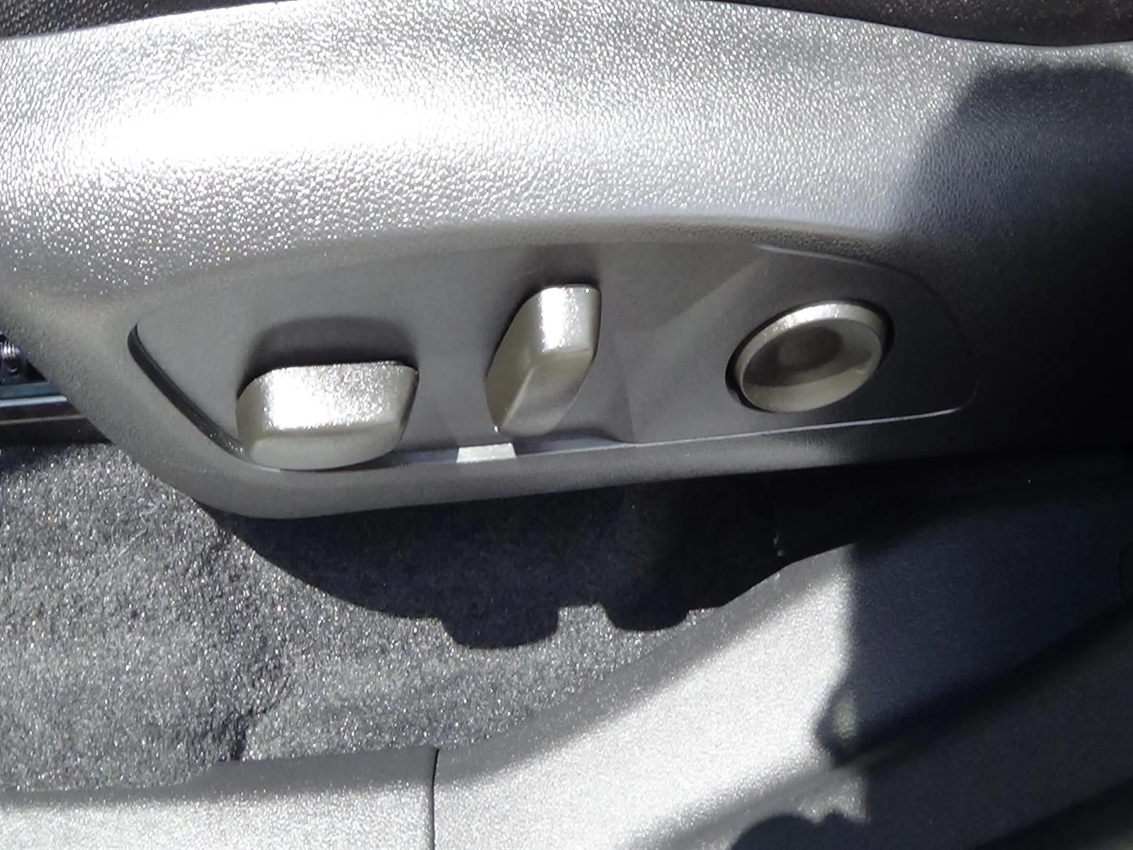Used 2025 Summit White (gaz) GMC Elevation image 20