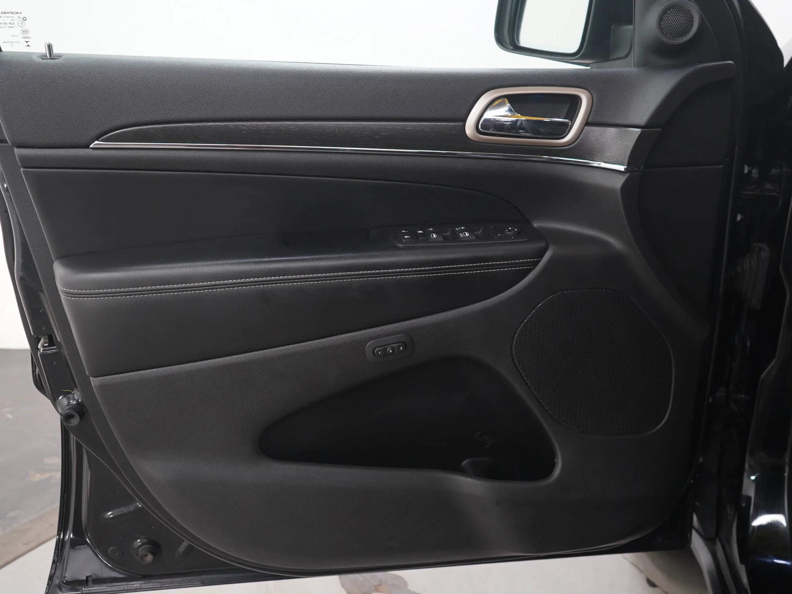 Used 2015 Brilliant Black Crystal Pearlcoat Jeep Limited image 20