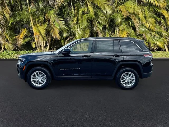 New 2026 Diamond Black Crystal Pearl-Coat Exterior Paint Jeep Laredo X image 2