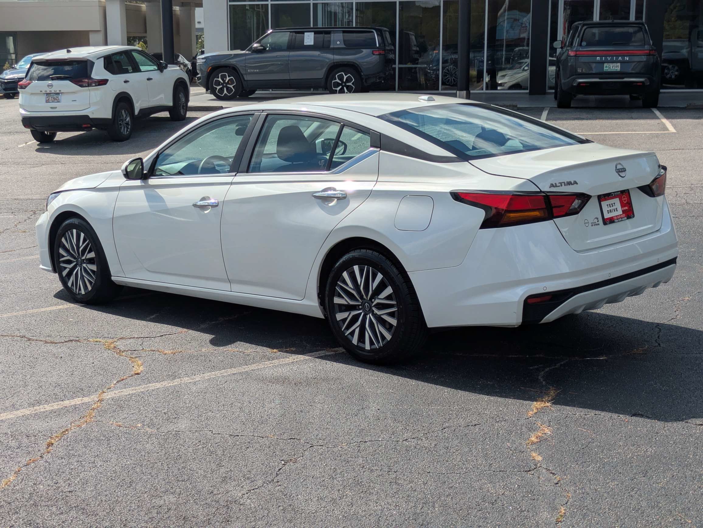 Used 2023 White Nissan 2.5 SV image 5