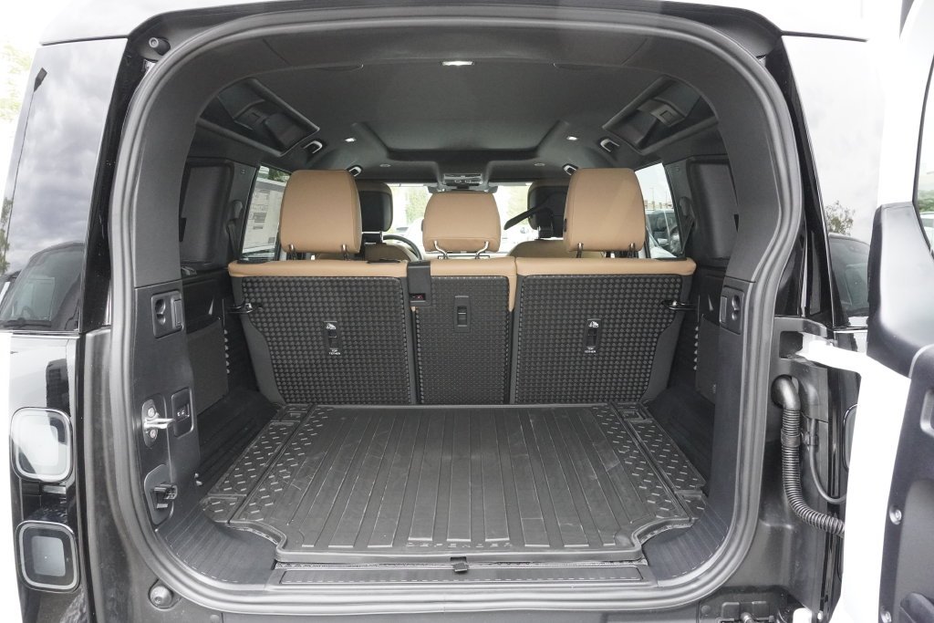 New 2026 Fuji White Land Rover X-Dynamic SE image 31