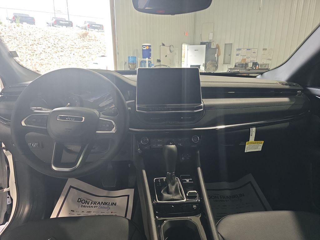 New 2026 Bright White Clearcoat Jeep Latitude image 14