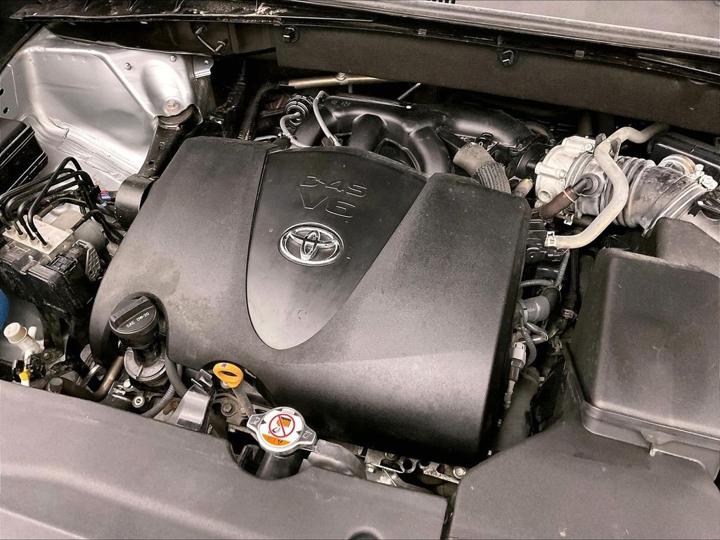 Used 2018 Silver Toyota XLE image 39
